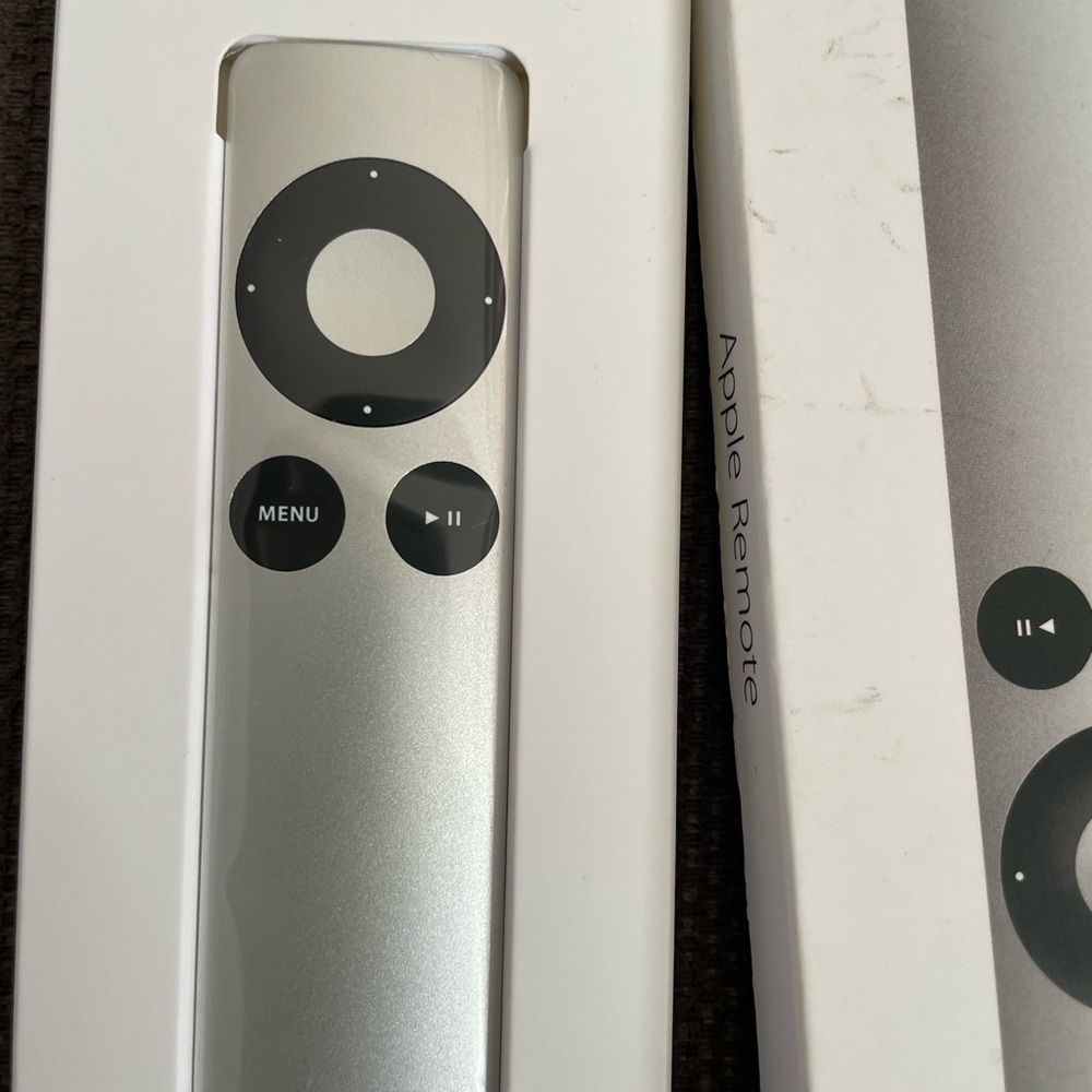Apple White Remote Control - Picture 4 of 6